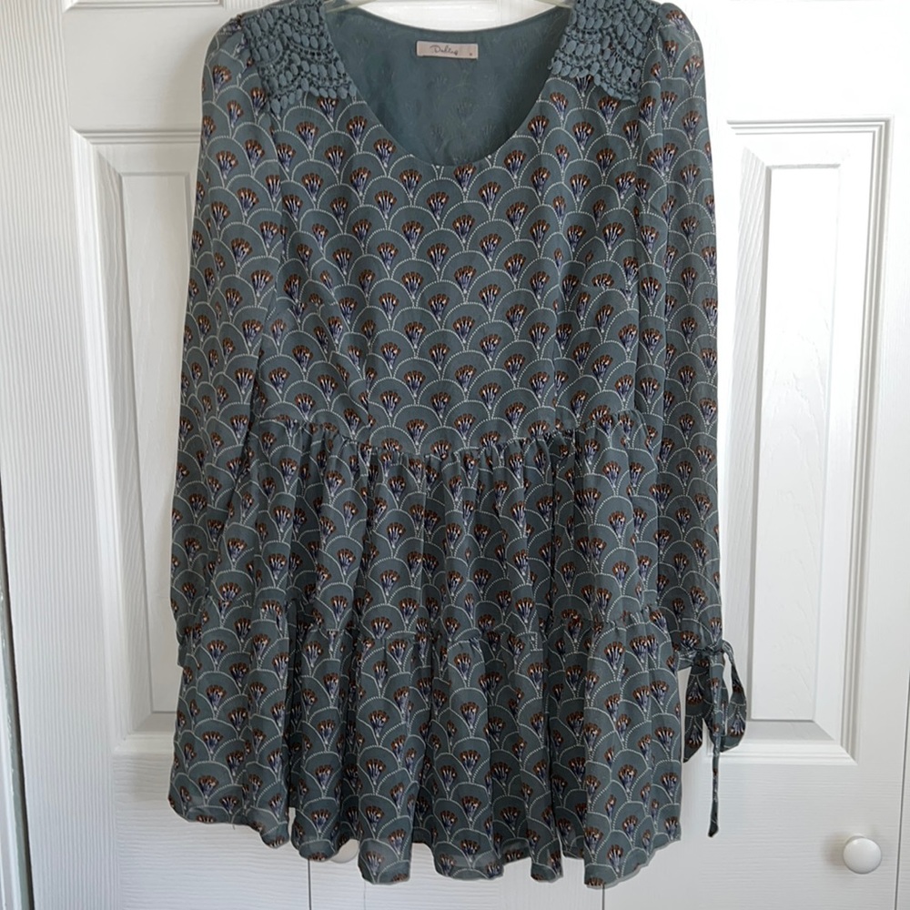 DARLING. DRESS OR TOP. SIZE M